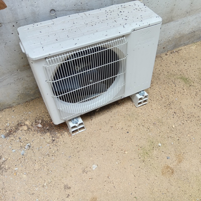 フンで汚れている室外機
