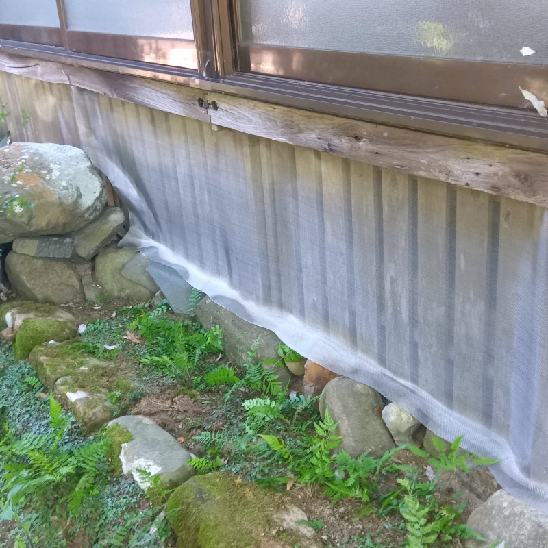 建物の外周にネットを設置