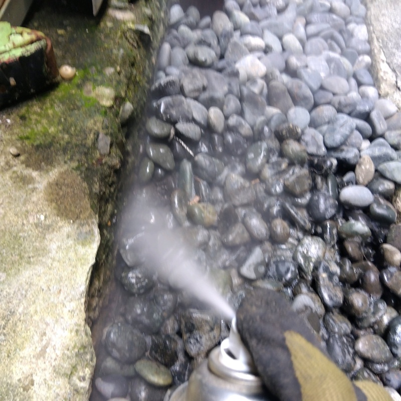 殺虫剤をスプレー