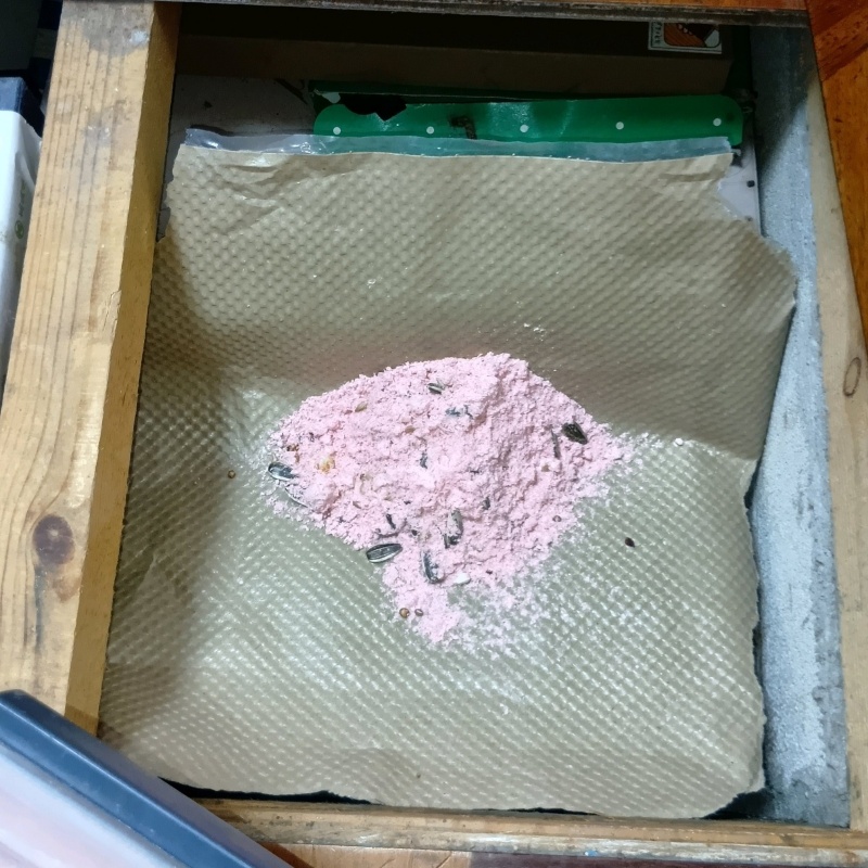 天井裏に殺鼠剤を設置