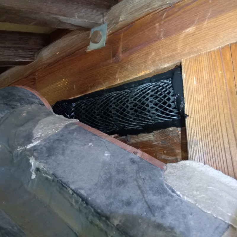 屋根裏のすき間をチューブで封鎖