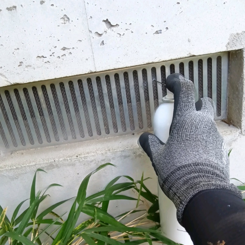床下換気口から忌避剤をスプレー