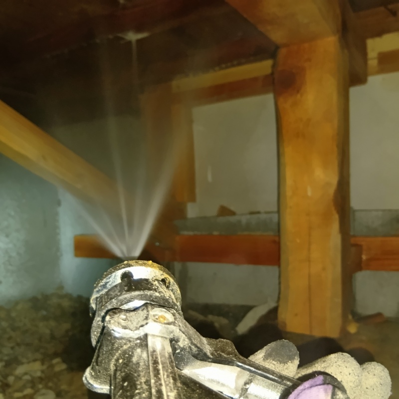 床下の木材にシロアリ駆除剤を散布