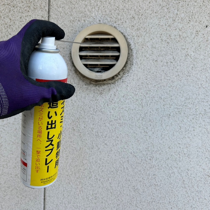 通気口に忌避剤を散布