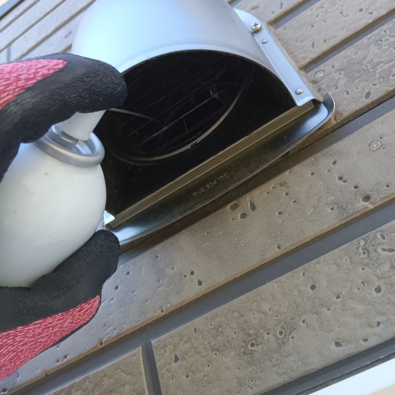 換気口に忌避剤をスプレー