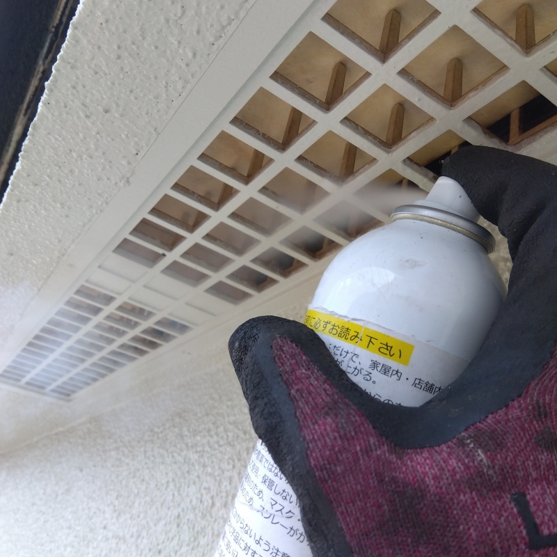 軒下の換気口に忌避剤をスプレー