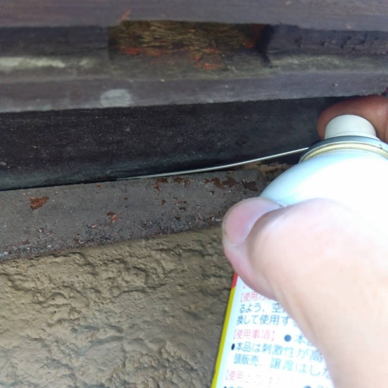 すき間から忌避剤を散布
