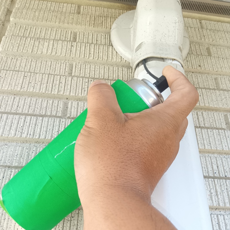 配管のすき間に忌避剤をスプレー