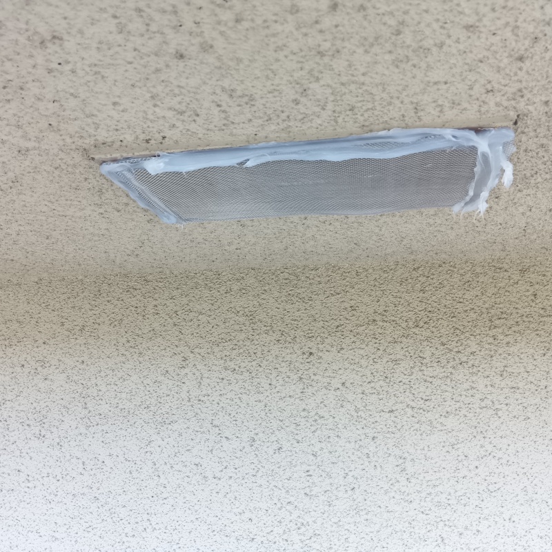 軒天の換気口をネットとパテで封鎖