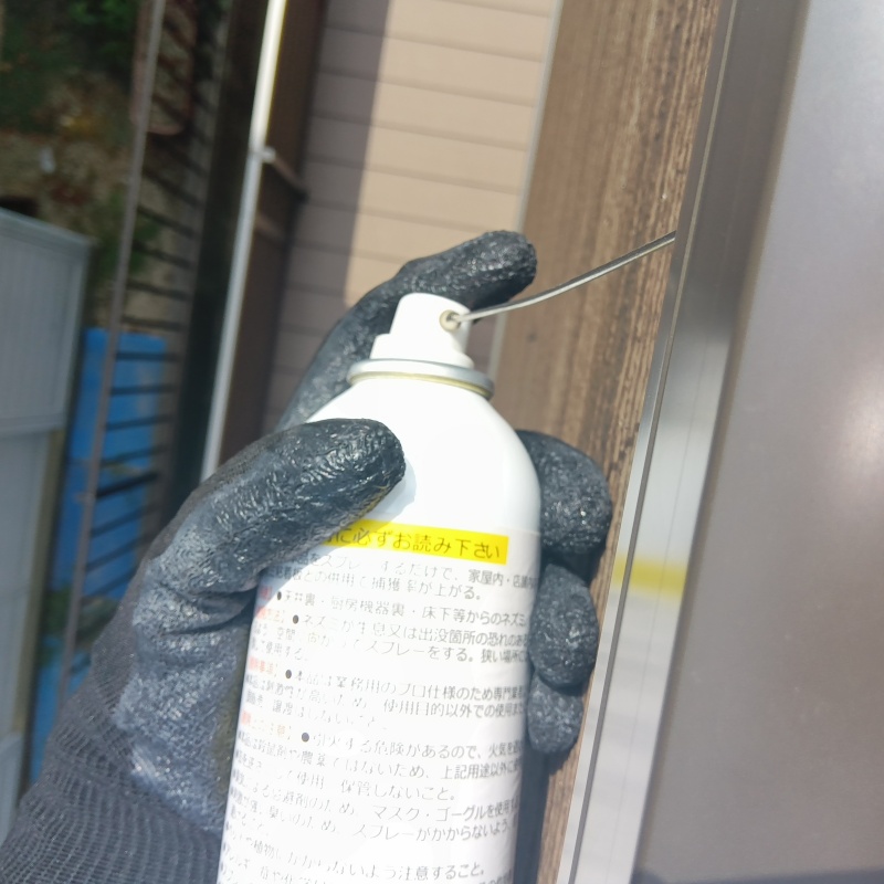 侵入口に忌避剤をスプレー