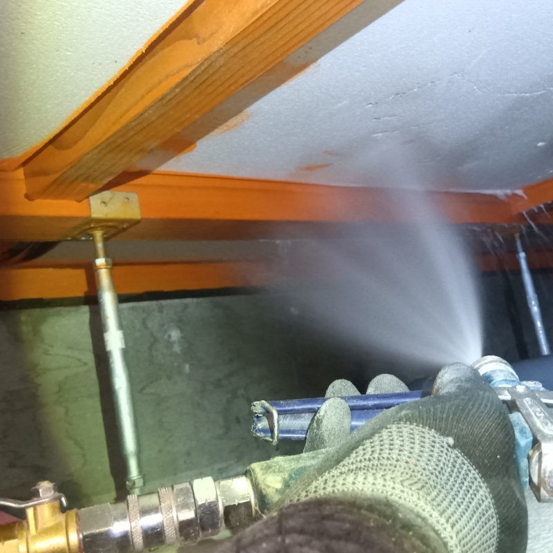 シロアリ駆除剤を散布
