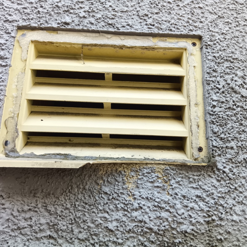 外壁の換気扇のすき間