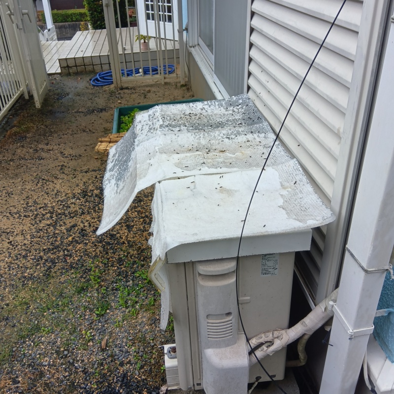室外機の上のフン