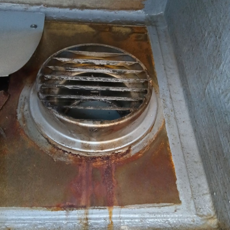 フンで汚れた換気口