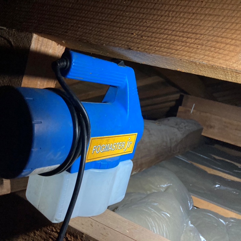 天井裏を噴霧器で除菌・消臭
