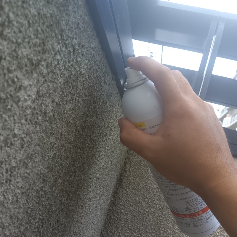 ベランダの笠木のすき間から忌避剤をスプレー
