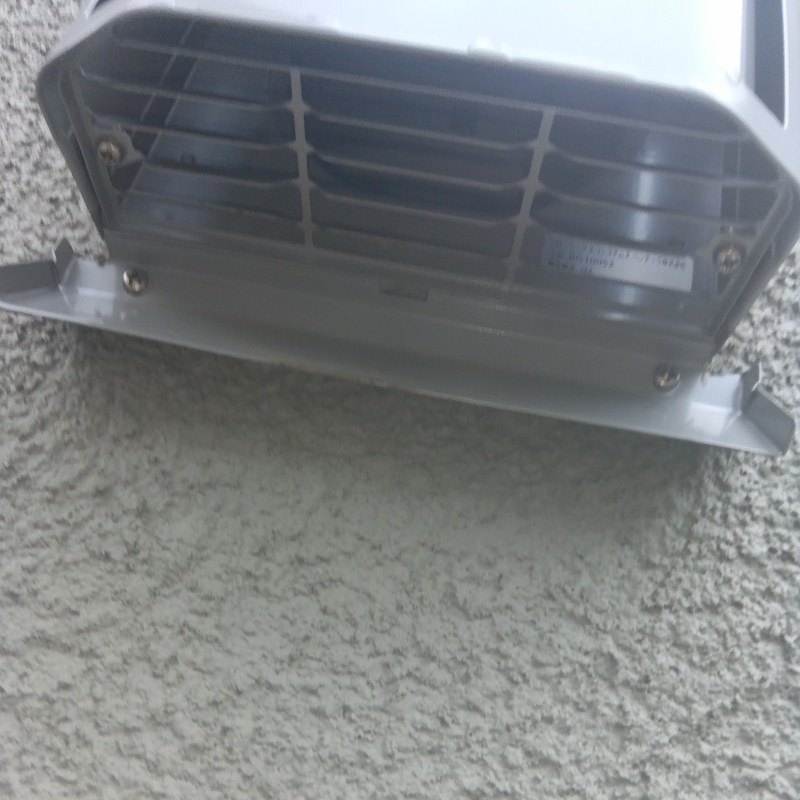 外壁の換気フードの開口部