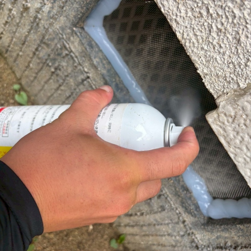 床下換気口から忌避剤をスプレー