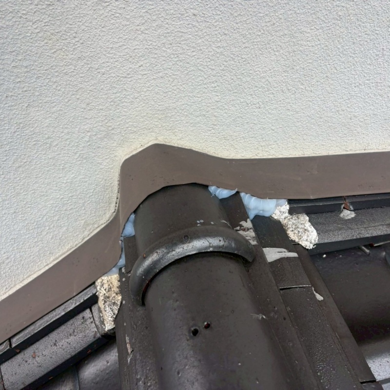 屋根のすき間をパテで封鎖
