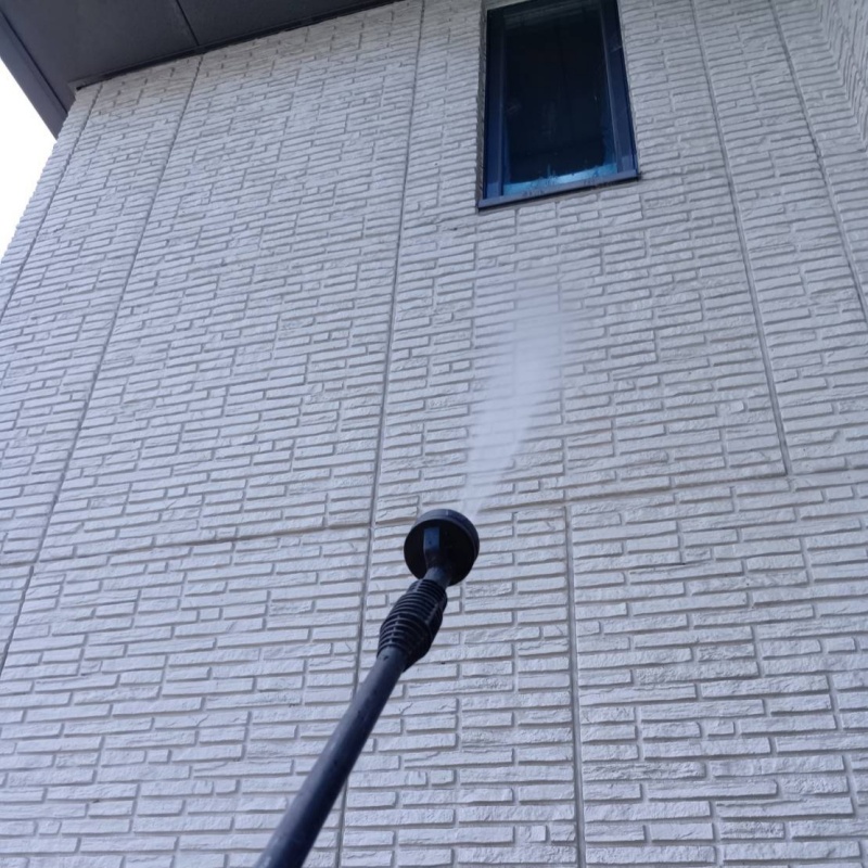 建物全体に除菌剤を散布
