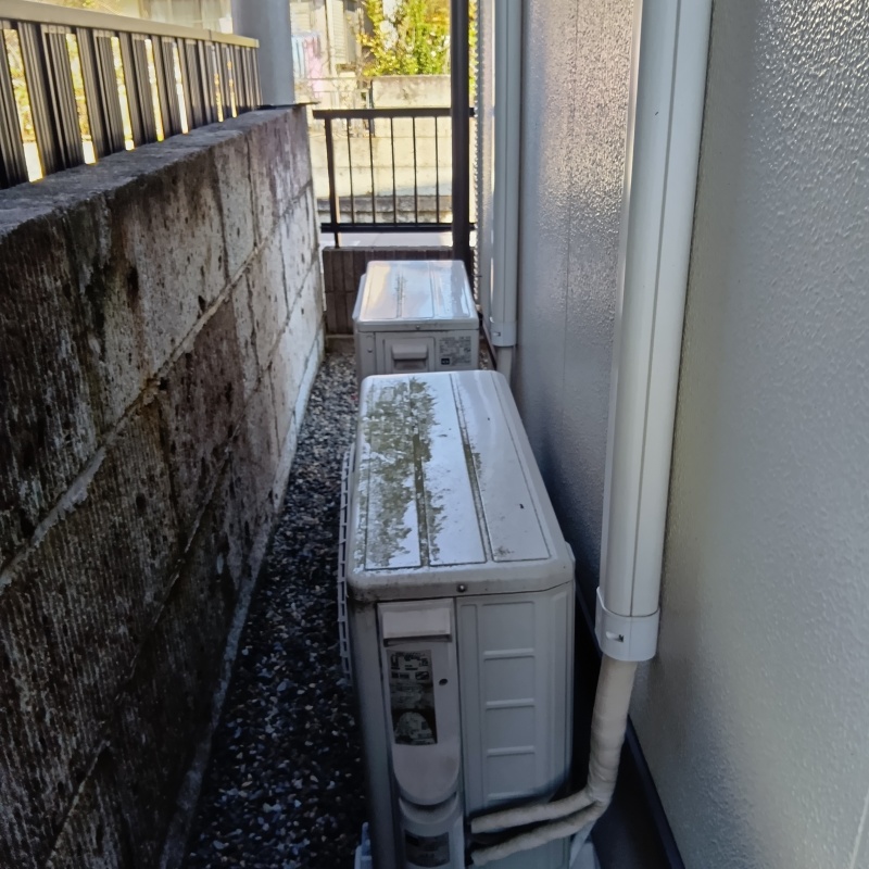 室外機の上のフン汚れ
