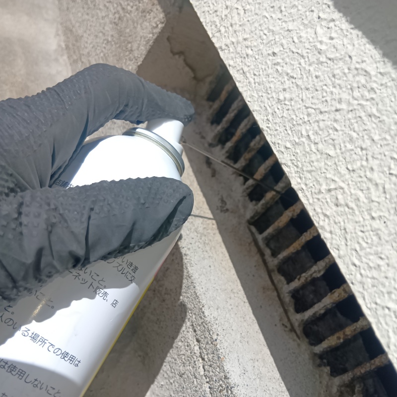 床下換気口から忌避剤をスプレー