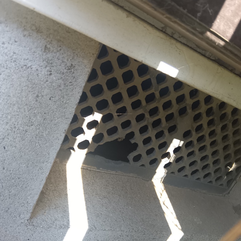穴の開いた床下換気口