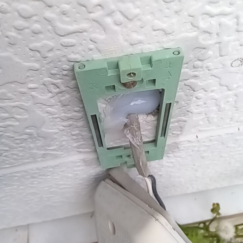 すき間をパテで封鎖