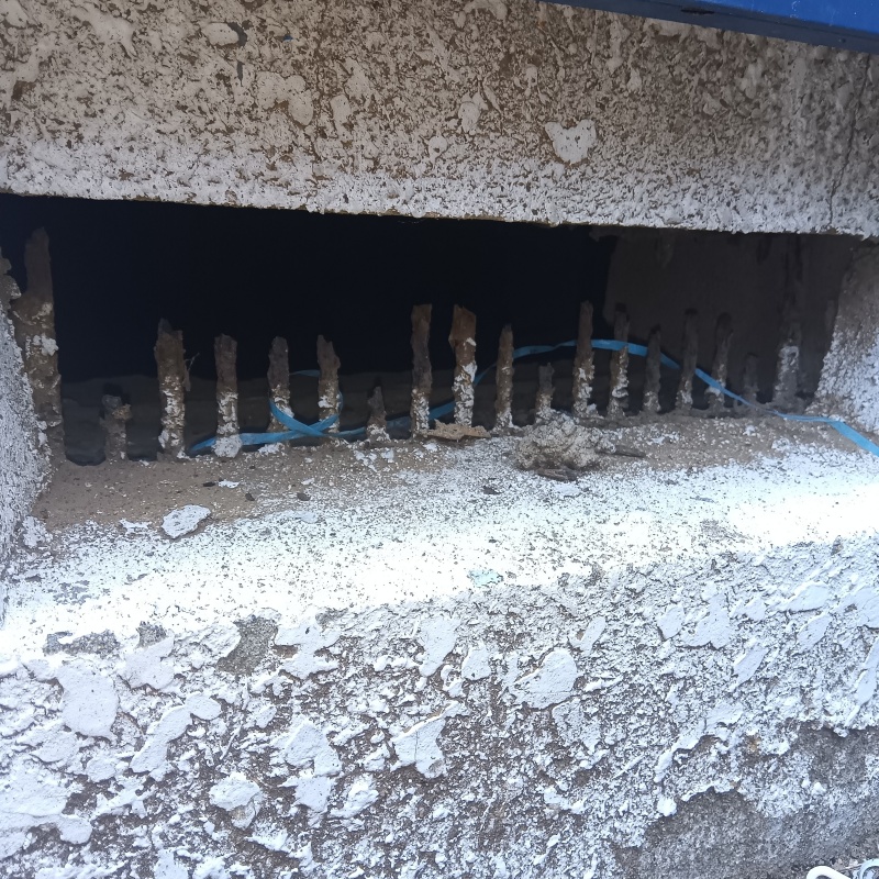 さびて破損した床下換気口