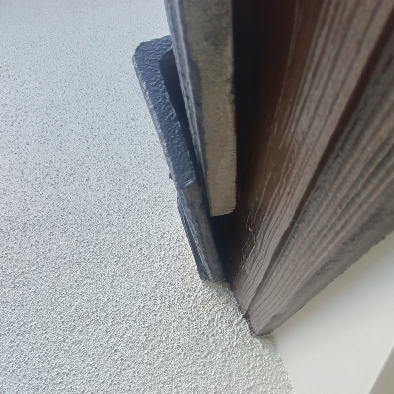 侵入口となっている屋根瓦のすき間