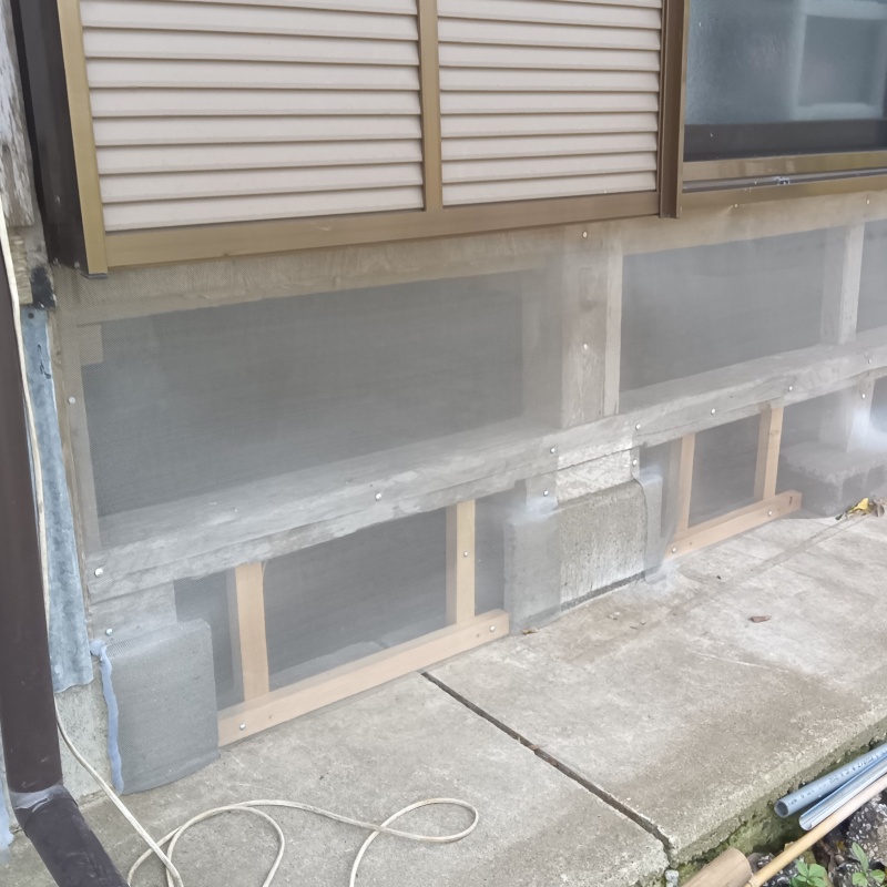建物の外周にネットを設置