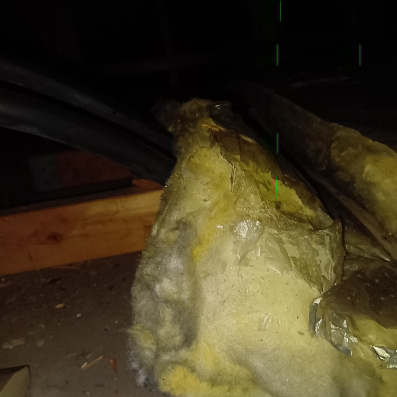 荒らされた屋根裏の断熱材