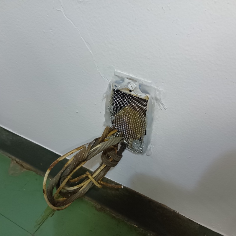 配線コード導入部のすき間を封鎖