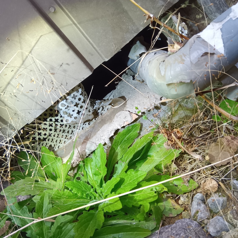 一部が破損していた別の床下換気口