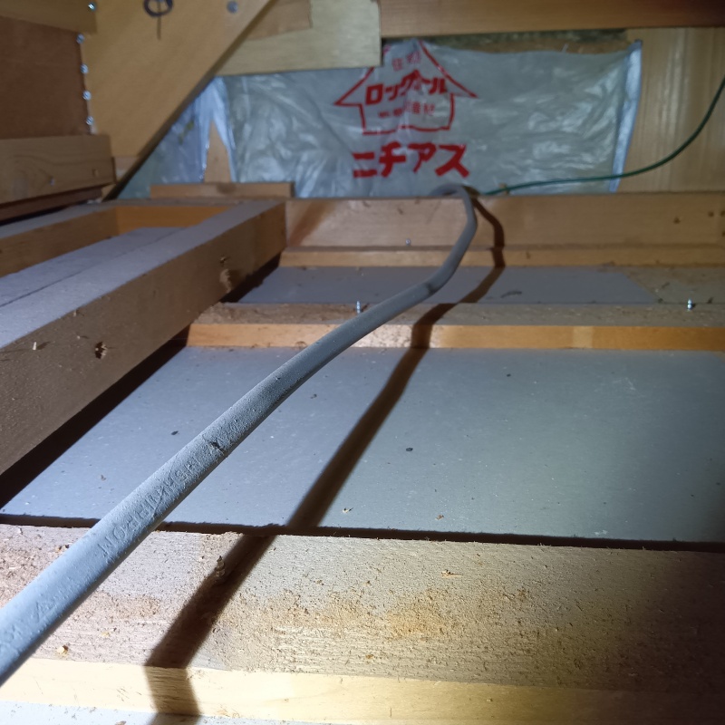 天井裏にある配線コード