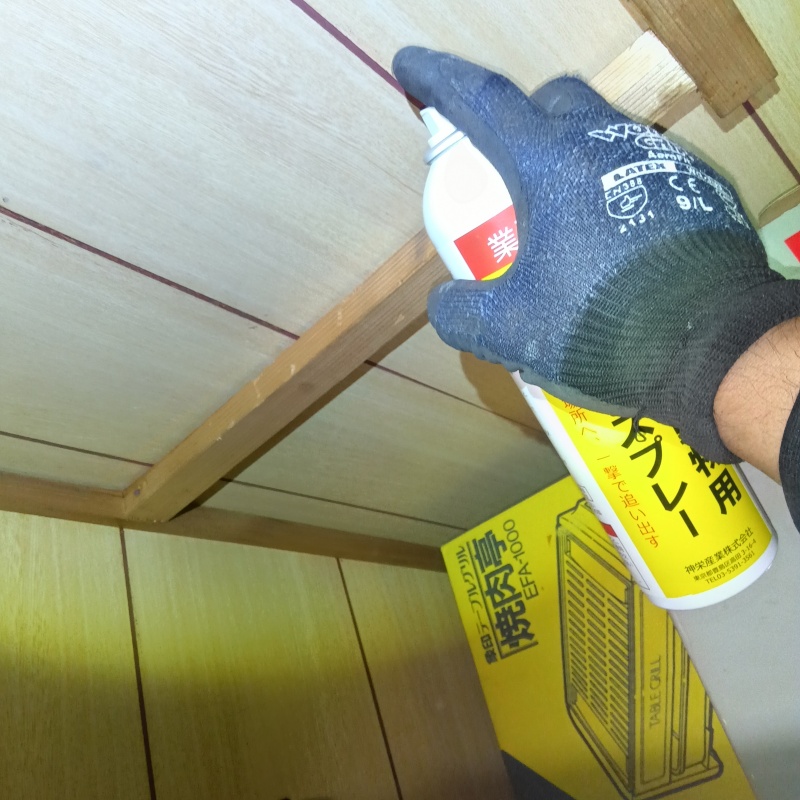 屋根裏に忌避剤をスプレー