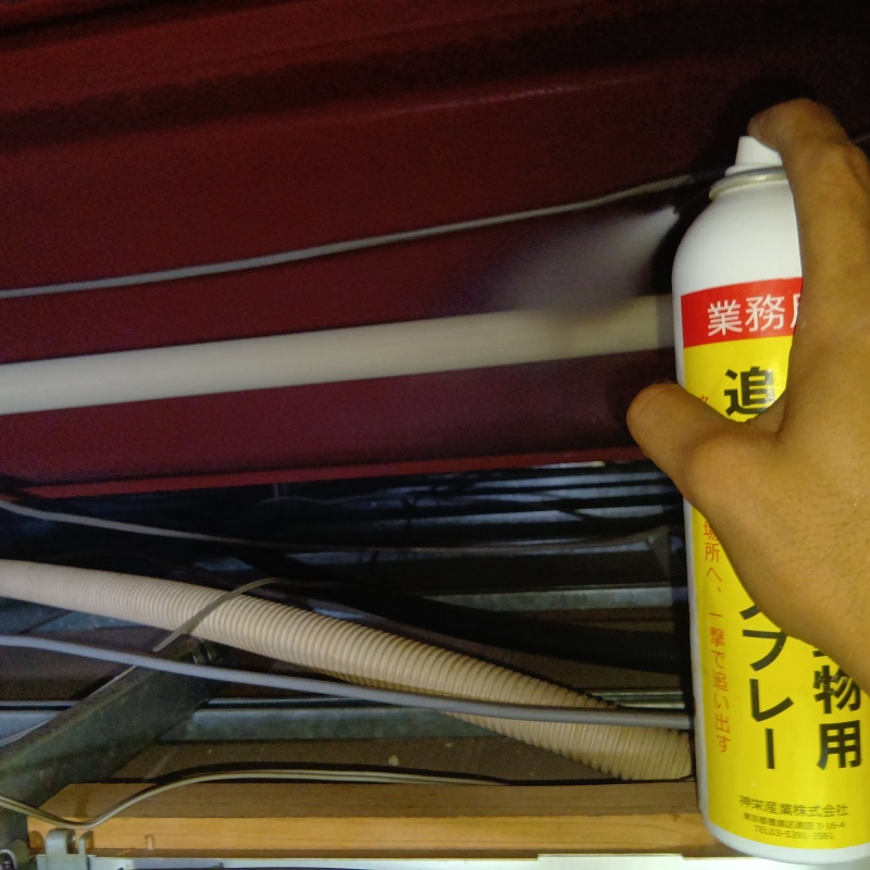 屋根裏に忌避剤スプレー
