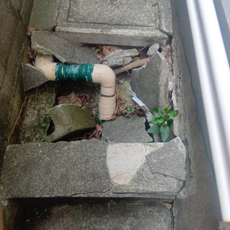 屋外の配管まわりのすき間