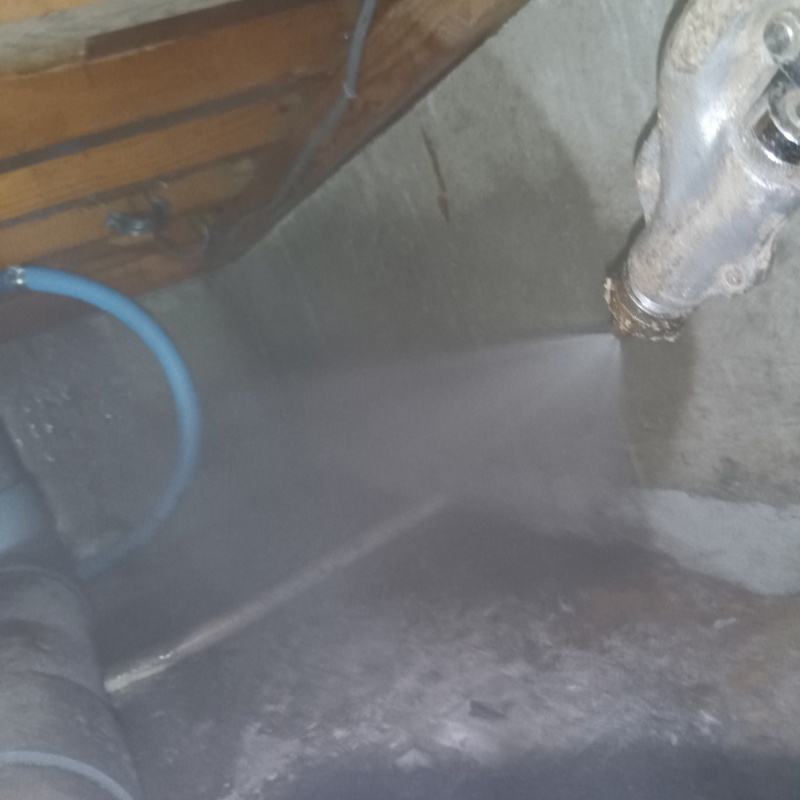 床下の土壌・基礎にシロアリ駆除剤を散布