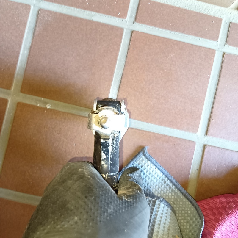 玄関床にシロアリ駆除剤を注入