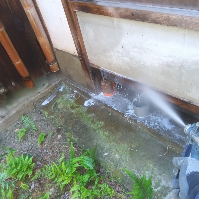 建物の外周にシロアリ駆除剤を散布