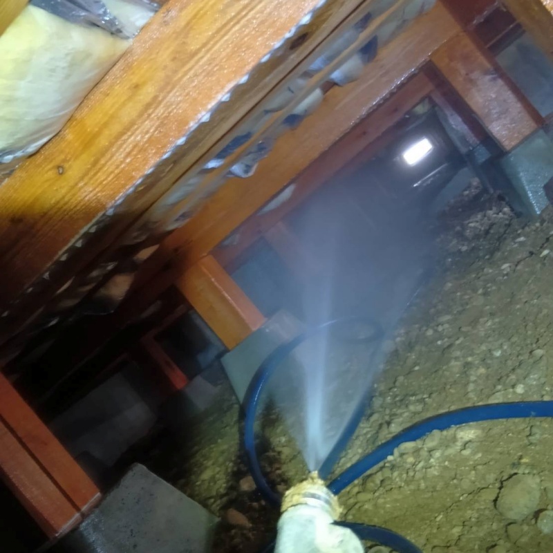 床下にシロアリ駆除剤を散布