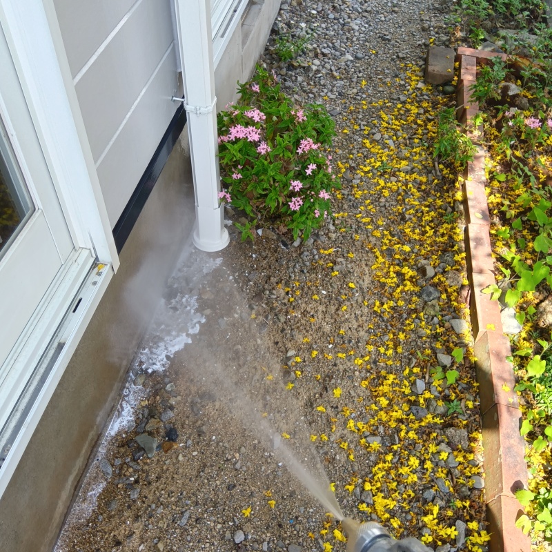 建物外周にシロアリ駆除剤を散布