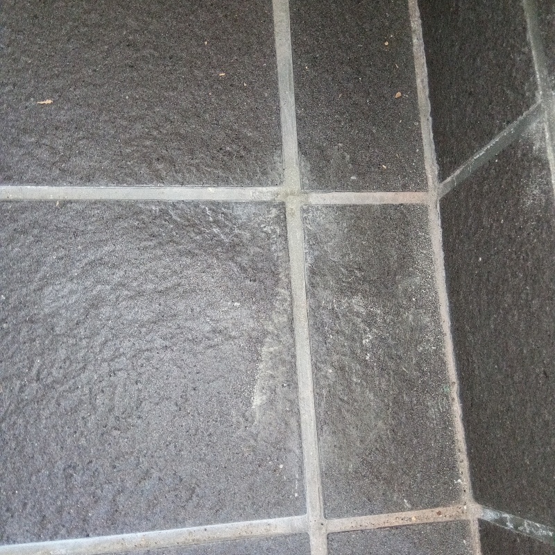 開けた穴を修復した様子