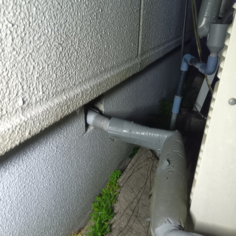 侵入口になりそうな配管の導入部のすき間