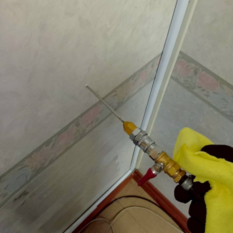 壁にシロアリ駆除剤を注入