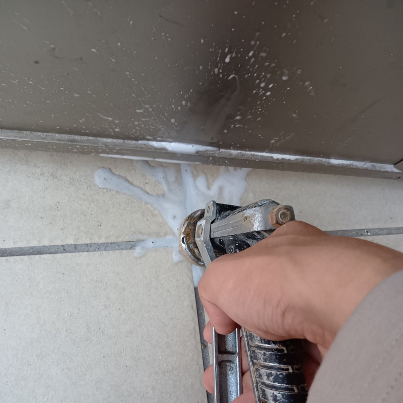 玄関の床に防蟻剤を注入