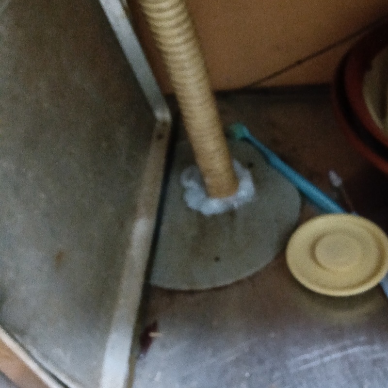 配管導入部のすき間をパテで封鎖