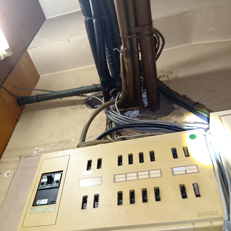 配管導入部にできたすき間
