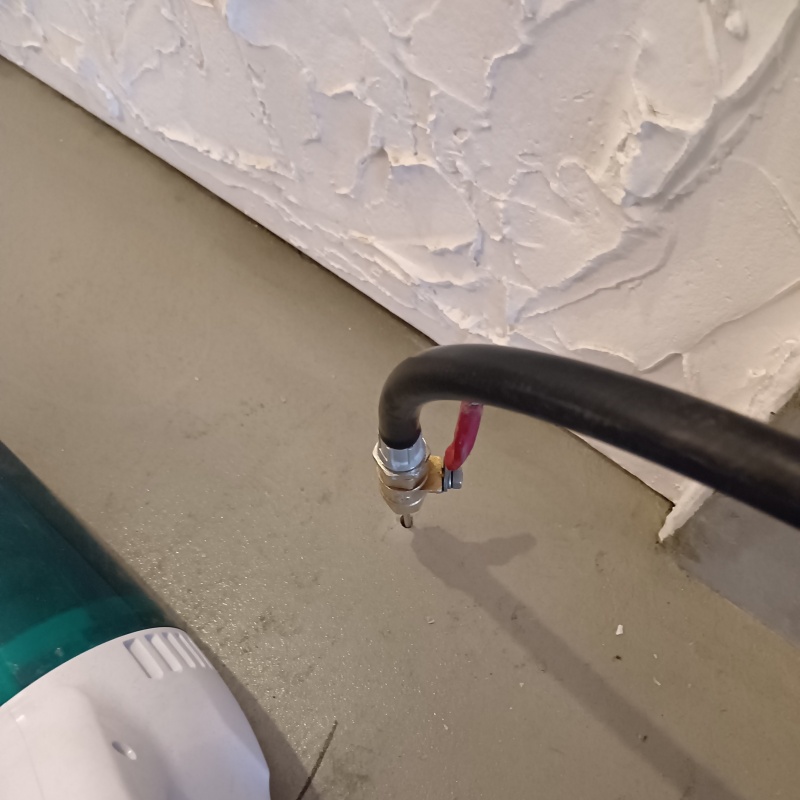 室内床にシロアリ駆除剤を注入